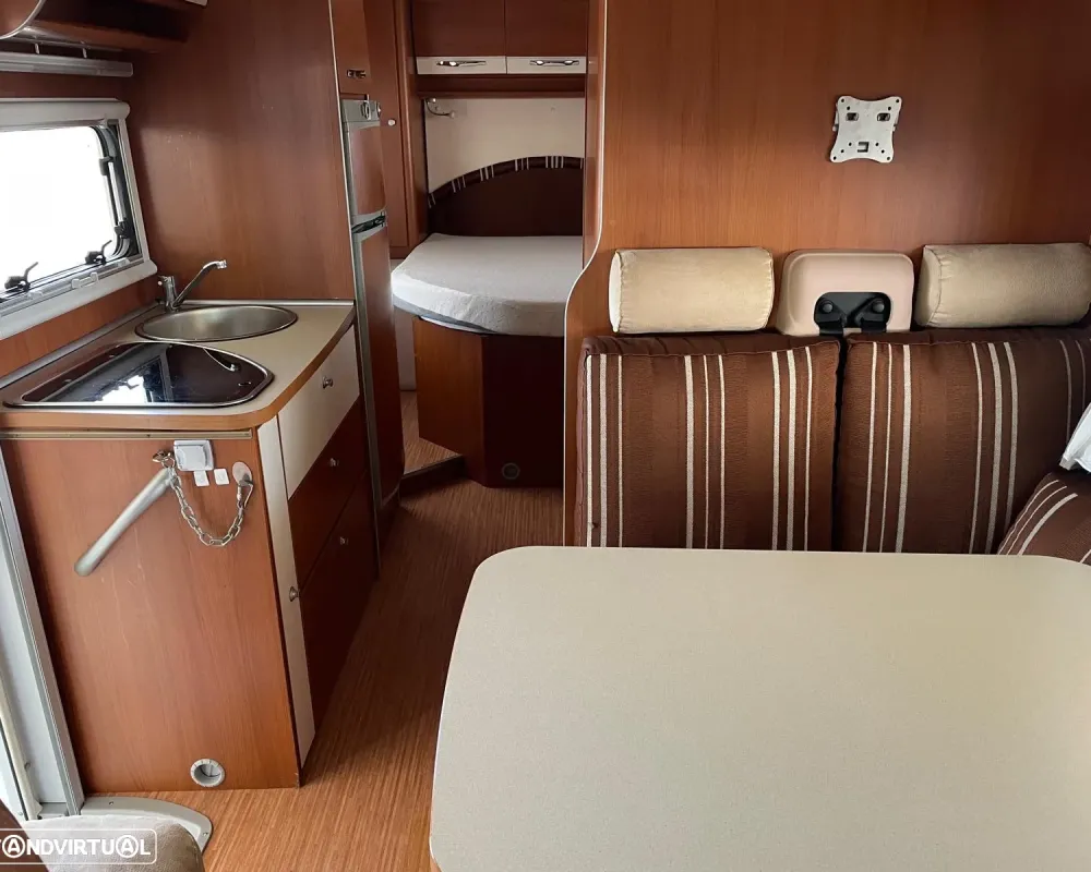 McLouis MC4 Autocaravana c/Cama Central e Elevatória Venda Aluguer Caravanas